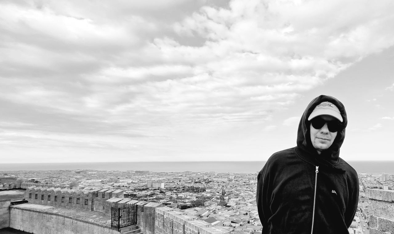 Эмо в Дагестане
Я решил проебать некоторые города в туре, в которых уже был или они были просто унылые типа Ставрополя, чтобы подольше потусить в более интересном Дагестане | Сетка — социальная сеть от hh.ru