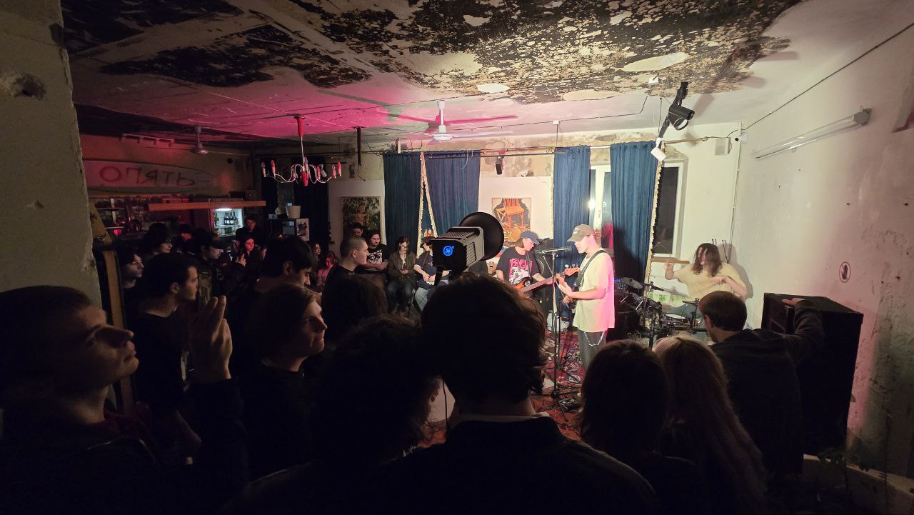 Эмо в Дагестане
Я решил проебать некоторые города в туре, в которых уже был или они были просто унылые типа Ставрополя, чтобы подольше потусить в более интересном Дагестане | Сетка — социальная сеть от hh.ru