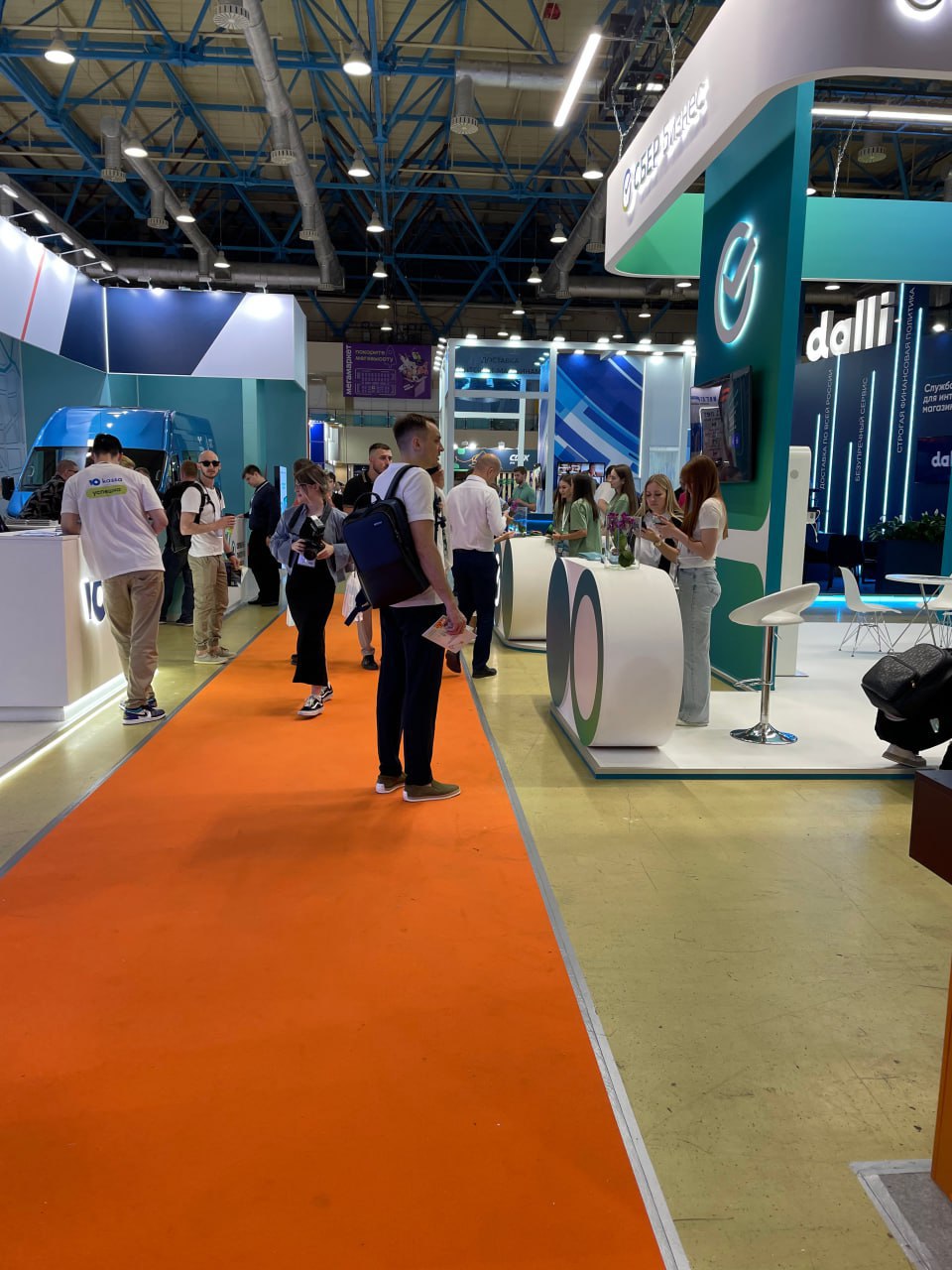 📸 Ретроспектива ECOM Expo от «Точки качества»: как это было в 2023 и 2024?
🔵 Компания «Точка качества» много раз подряд становится частью крупнейшей цифровой выставки ECOM Expo, и каждый раз это не пр... | Сетка — социальная сеть от hh.ru