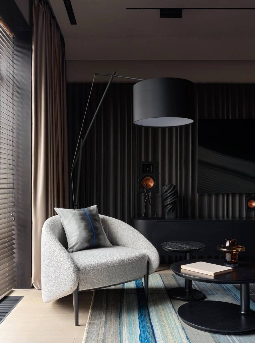 Когда молодой юрист попросил оформить свой дом в максимально темных тонах, дизайнер Юлия Тушева увидела в этом не просто эстетический выбор, а философию жизни, но отнеслась к нему творчески и с долей ... | Сетка — социальная сеть от hh.ru