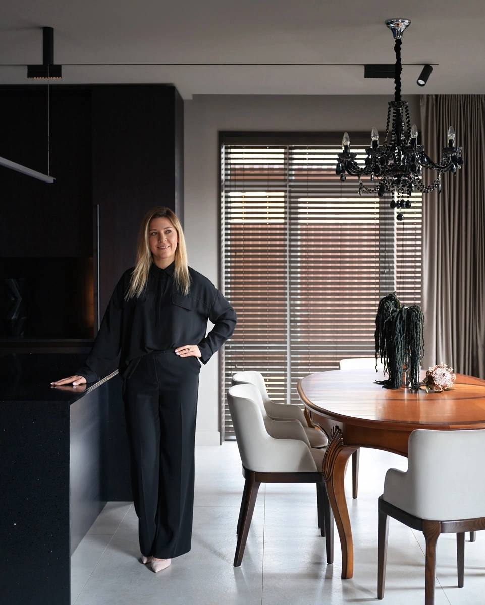 Когда молодой юрист попросил оформить свой дом в максимально темных тонах, дизайнер Юлия Тушева увидела в этом не просто эстетический выбор, а философию жизни, но отнеслась к нему творчески и с долей ... | Сетка — социальная сеть от hh.ru