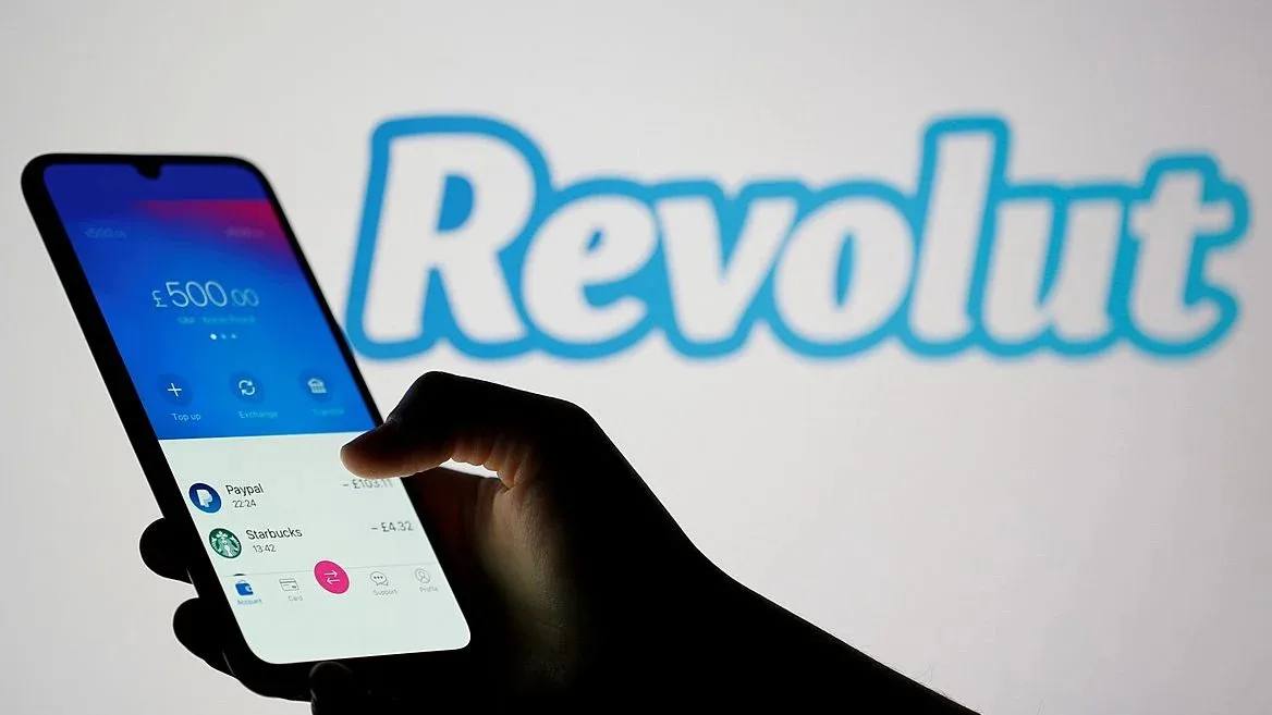 Финтех-компания Revolut объявила о масштабных планах по расширению во Франции. В течение трёх лет она инвестирует 1 млрд евро в развитие бизнеса, включая получение местной банковской лицензии | Сетка — социальная сеть от hh.ru