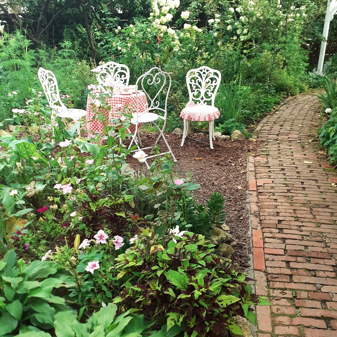 Русский сад. Принт для ткани, вдохновлённый садами Коломны | Сетка — социальная сеть от hh.ru