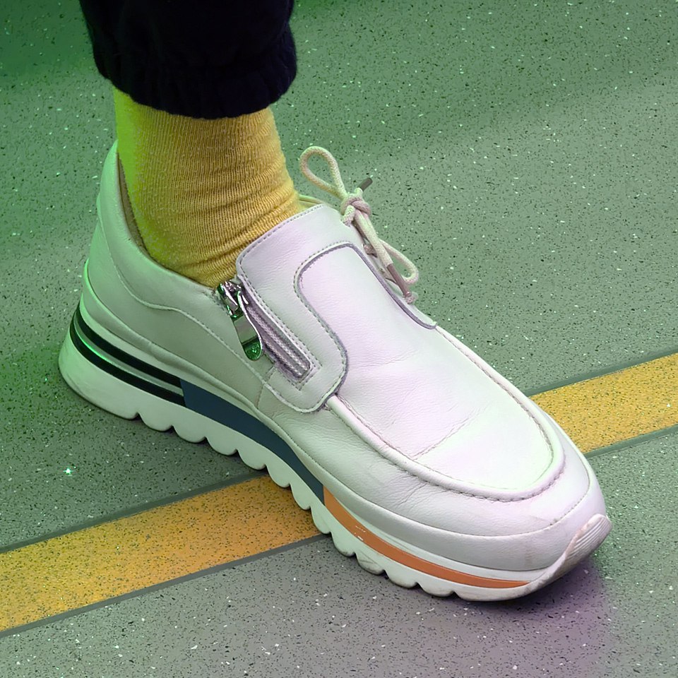 Она купила их без плана. Просто понравились — белые, мягкие, с разноцветными полосками и… с двойной системой управления: шнурки и молния | Сетка — социальная сеть от hh.ru