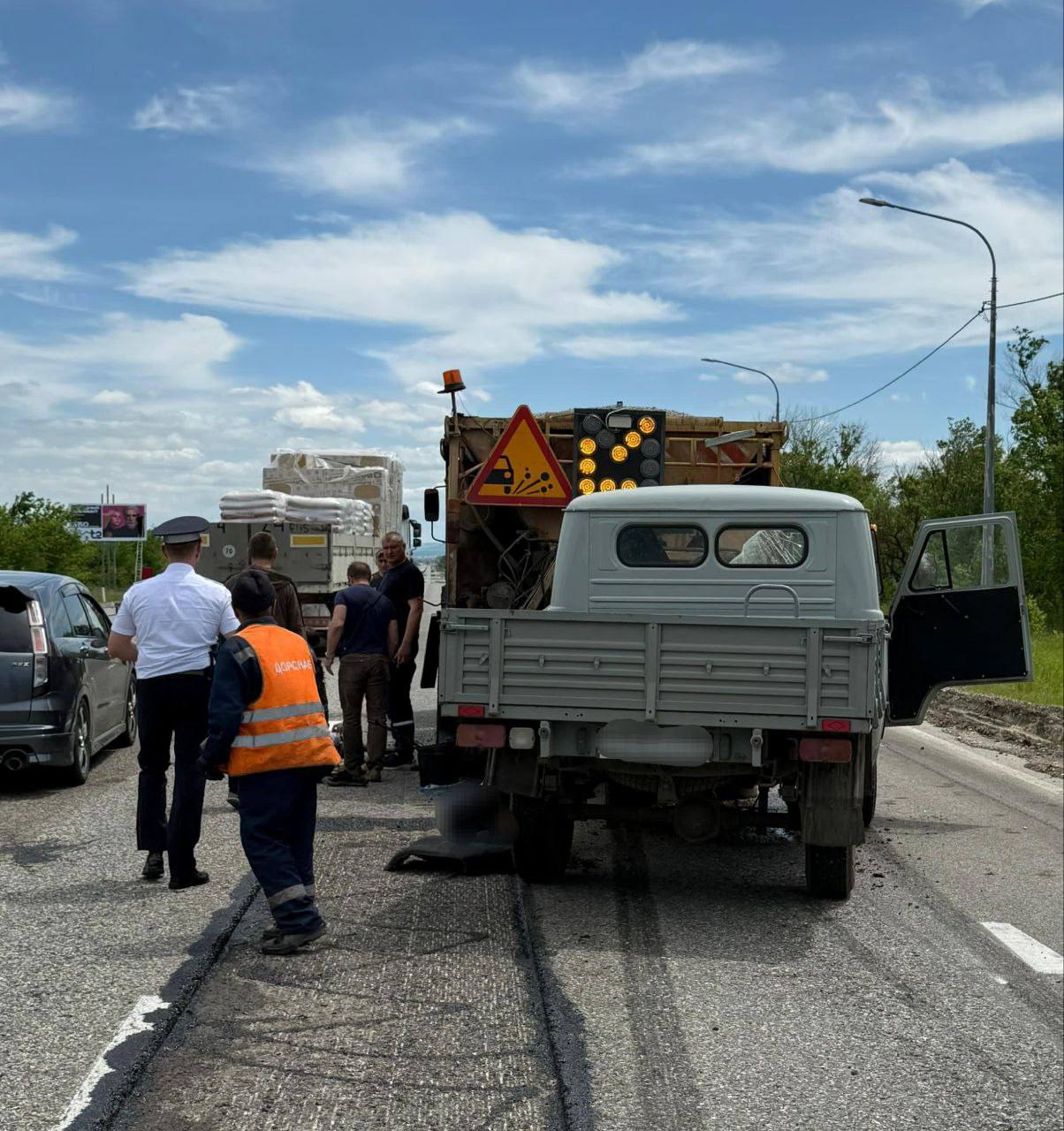 ⚡️ДТП в Минераловодском округе20 мая на трассе "Кавказ" 43-летний водитель УАЗа не справился с управлением, врезался в КамАЗ и сбил 61-летнего мужчину, находившегося рядом с автомобилем | Сетка — социальная сеть от hh.ru