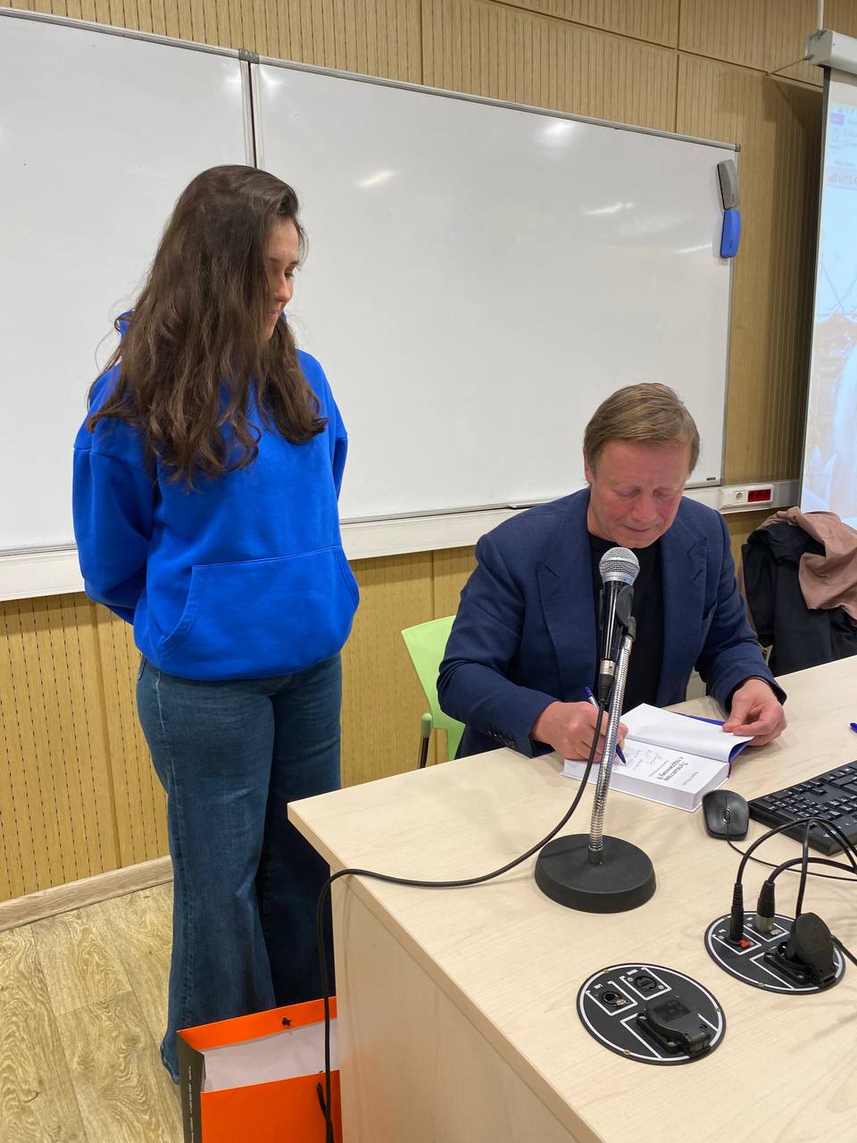 🖇️ Найти своих и успокоиться
Призвание – не только про конкретную деятельность, но и про людей, которые с этой деятельностью связаны | Сетка — социальная сеть от hh.ru