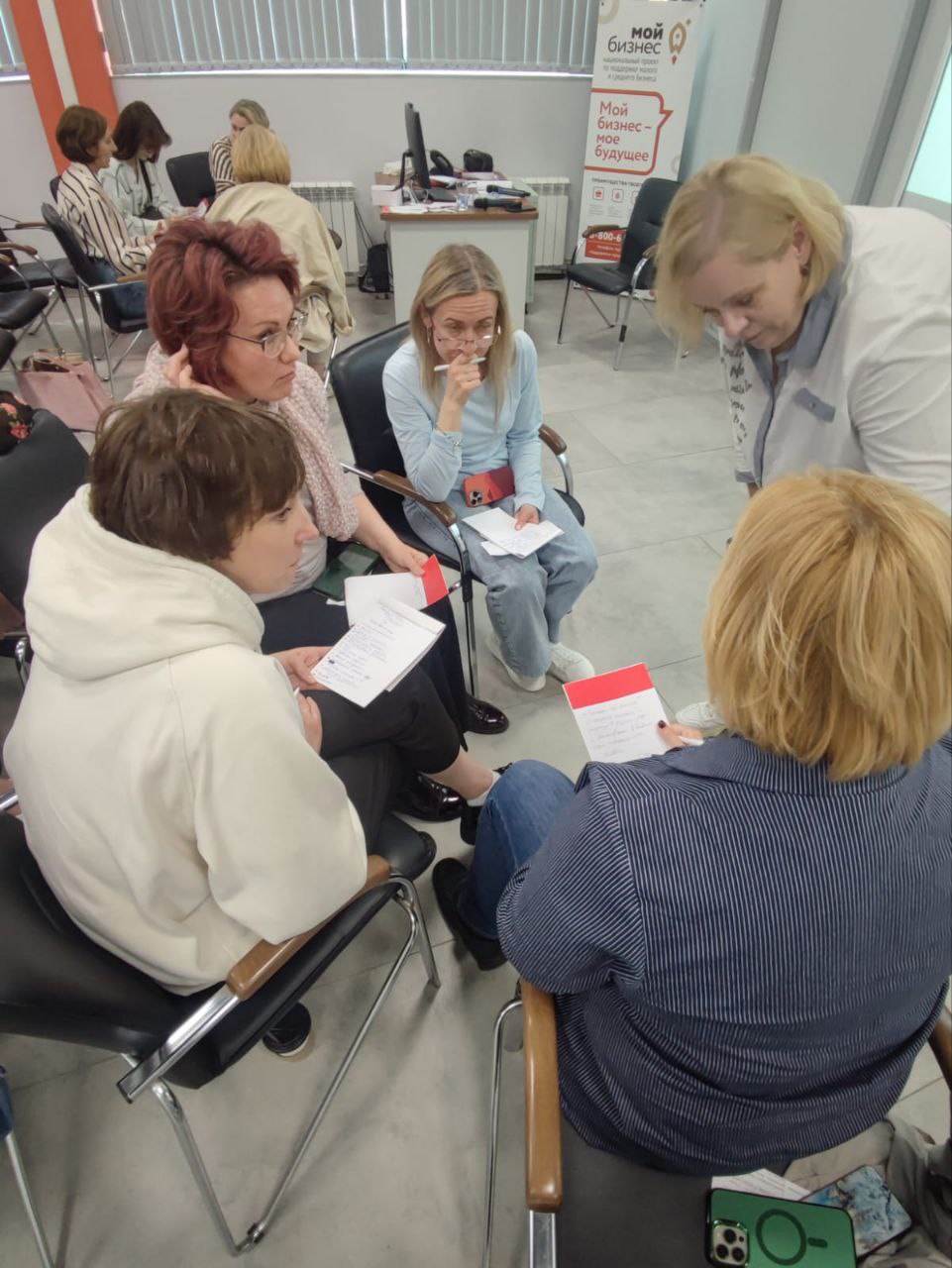 В Центре поддержки предпринимательства «Мой Бизнес» вчера провела семинар-тренинг по обратной связи. Набралась теплая и веселая группа в 40 человек. Судя по фото, мы реально очень много смеялись. | Сетка — социальная сеть от hh.ru