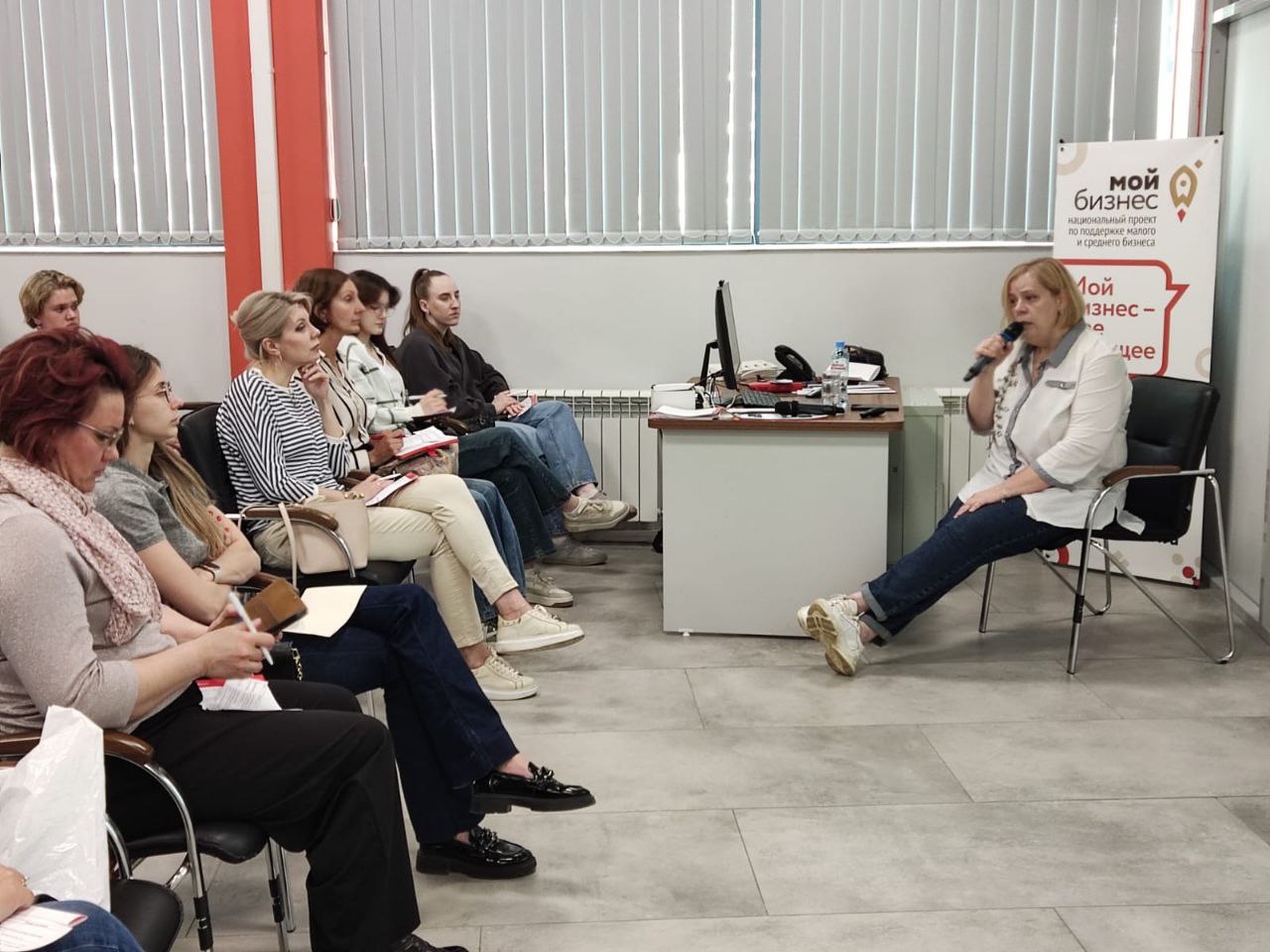 В Центре поддержки предпринимательства «Мой Бизнес» вчера провела семинар-тренинг по обратной связи. Набралась теплая и веселая группа в 40 человек. Судя по фото, мы реально очень много смеялись. | Сетка — социальная сеть от hh.ru