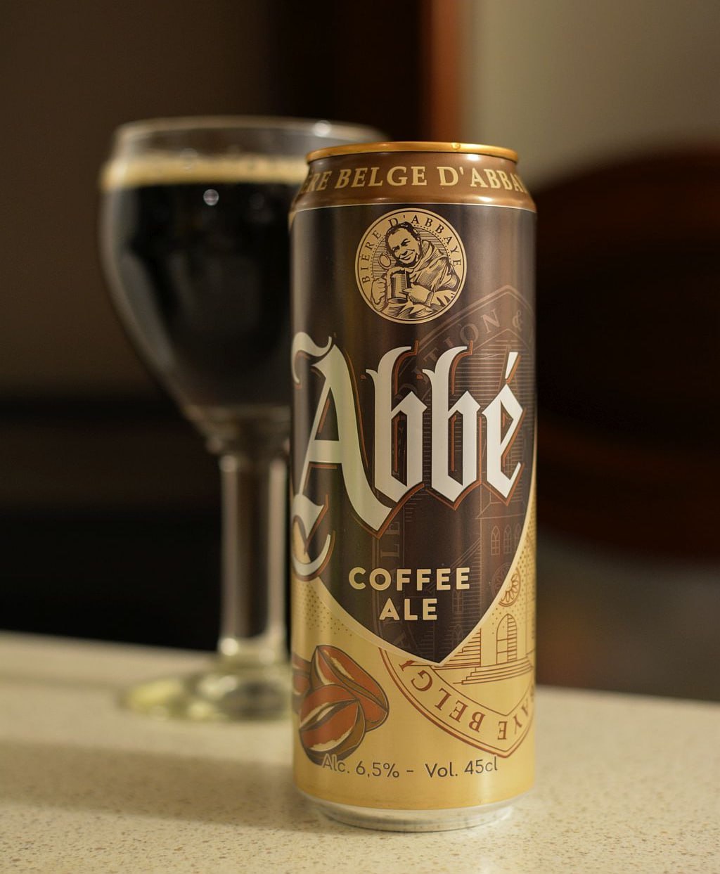 В России выпустили кофейный эль. Abbe Coffee Ale даёт сливочно-кофейный вкус и кондитерский аромат. Дегустаторы говорят, что это настоящее десертное пиво — одной баночки будет более чем достаточно | Сетка — социальная сеть от hh.ru