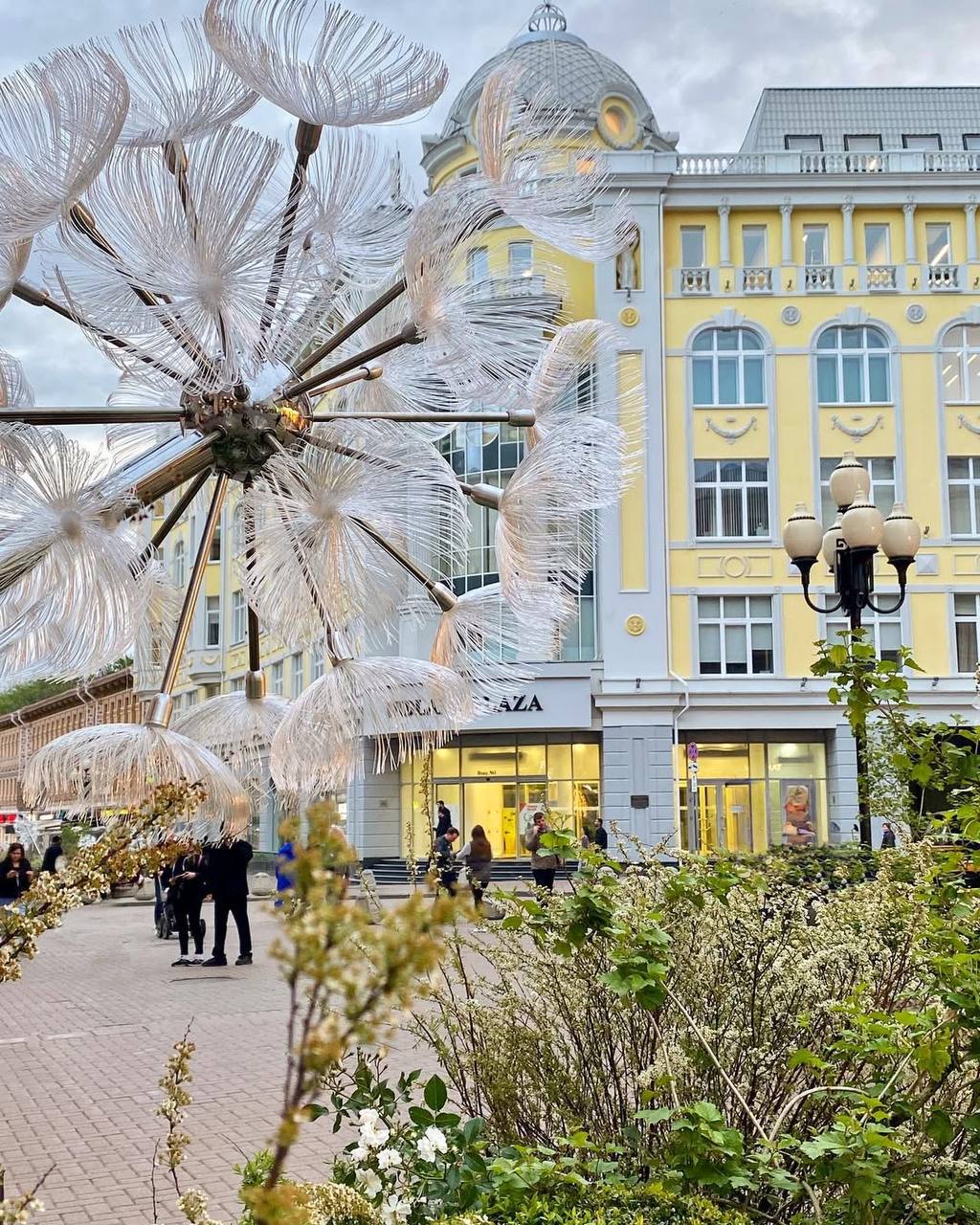 😍В рамках фестиваля «Сады и цветы» появились одуванчики и зоны отдыха на Арбате
Здесь можно укрыться от солнца и отдохнуть от ритма мегаполиса, оценить художественные решения и сделать невероятные фот... | Сетка — социальная сеть от hh.ru
