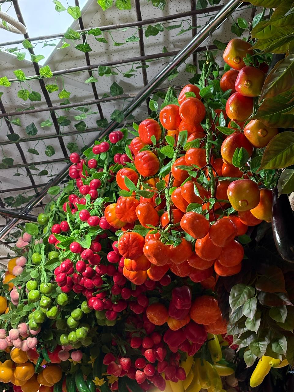 🍅🍆 Не просто урожай, а арт-объект! Декоративные овощи и фрукты в дизайне 🍇🍋
Представьте: гости заходят в ваш ресторан, отель или бутик — и сразу попадают в сочную, яркую фотозону, где гроздья виноград... | Сетка — социальная сеть от hh.ru