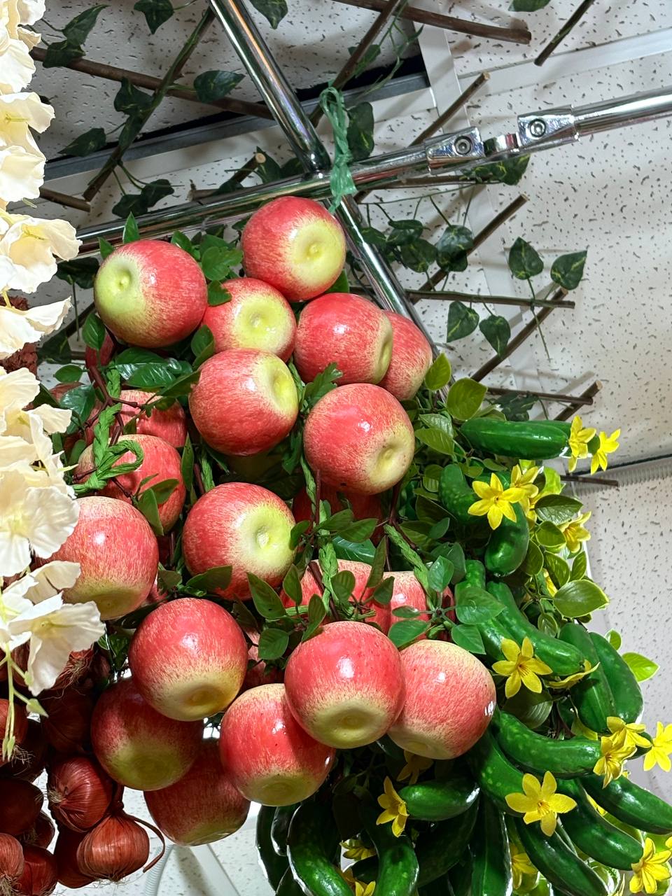 🍅🍆 Не просто урожай, а арт-объект! Декоративные овощи и фрукты в дизайне 🍇🍋
Представьте: гости заходят в ваш ресторан, отель или бутик — и сразу попадают в сочную, яркую фотозону, где гроздья виноград... | Сетка — социальная сеть от hh.ru