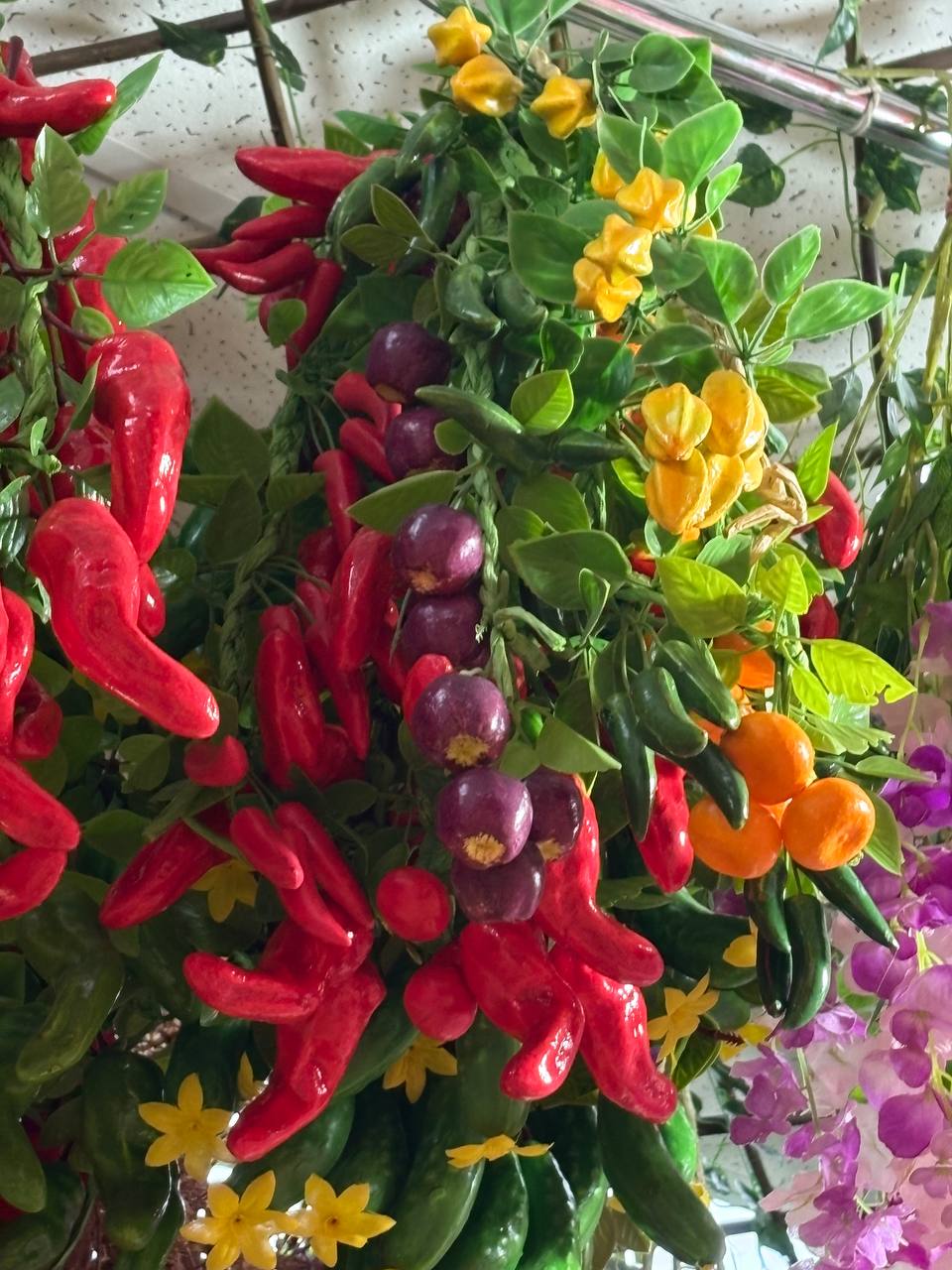 🍅🍆 Не просто урожай, а арт-объект! Декоративные овощи и фрукты в дизайне 🍇🍋
Представьте: гости заходят в ваш ресторан, отель или бутик — и сразу попадают в сочную, яркую фотозону, где гроздья виноград... | Сетка — социальная сеть от hh.ru