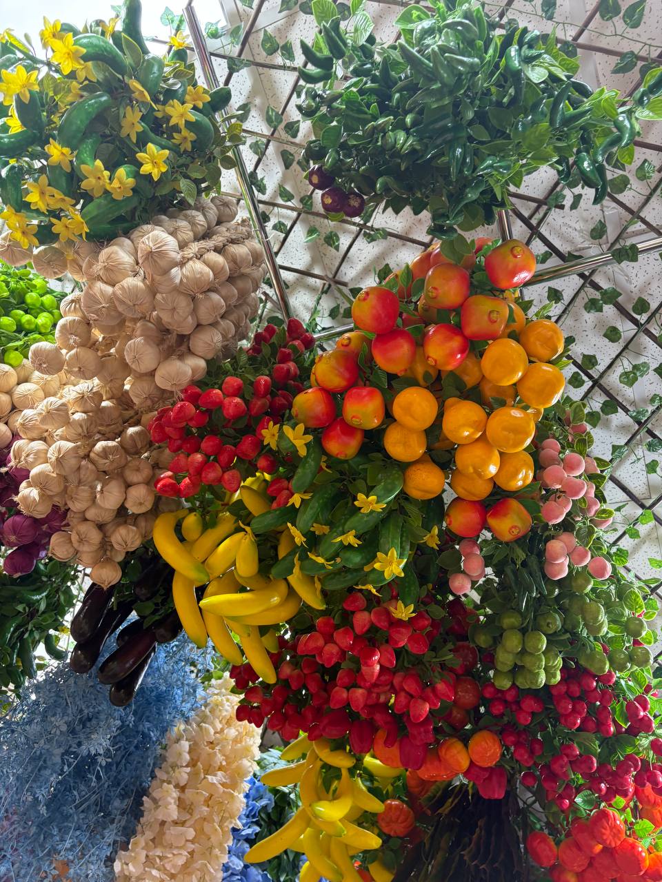 🍅🍆 Не просто урожай, а арт-объект! Декоративные овощи и фрукты в дизайне 🍇🍋
Представьте: гости заходят в ваш ресторан, отель или бутик — и сразу попадают в сочную, яркую фотозону, где гроздья виноград... | Сетка — социальная сеть от hh.ru