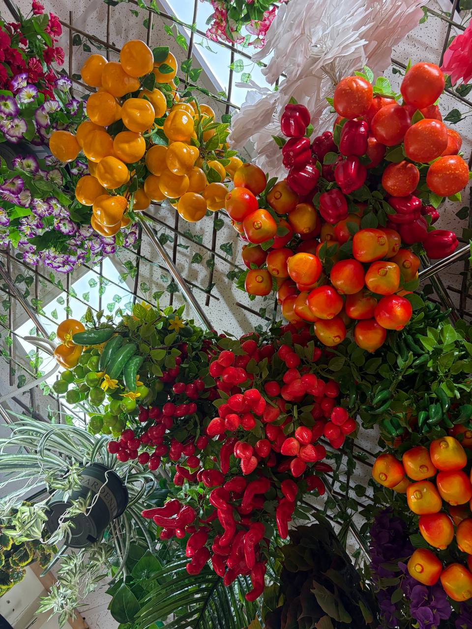 🍅🍆 Не просто урожай, а арт-объект! Декоративные овощи и фрукты в дизайне 🍇🍋
Представьте: гости заходят в ваш ресторан, отель или бутик — и сразу попадают в сочную, яркую фотозону, где гроздья виноград... | Сетка — социальная сеть от hh.ru