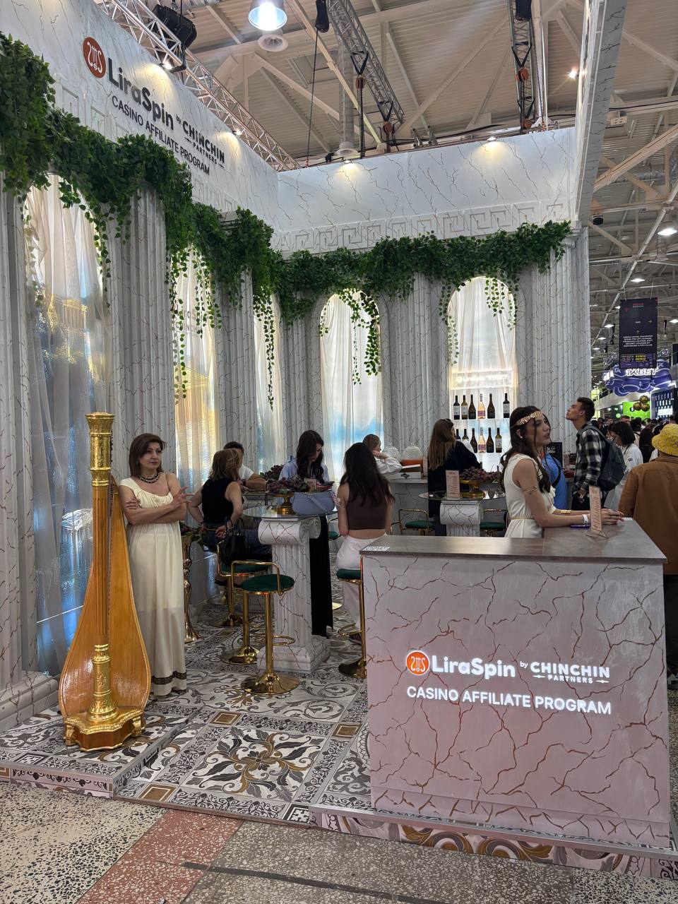 📸 Стенды МАС — борьба за внимание!
Подборка без БК РФ — о них отдельный пост | Сетка — социальная сеть от hh.ru