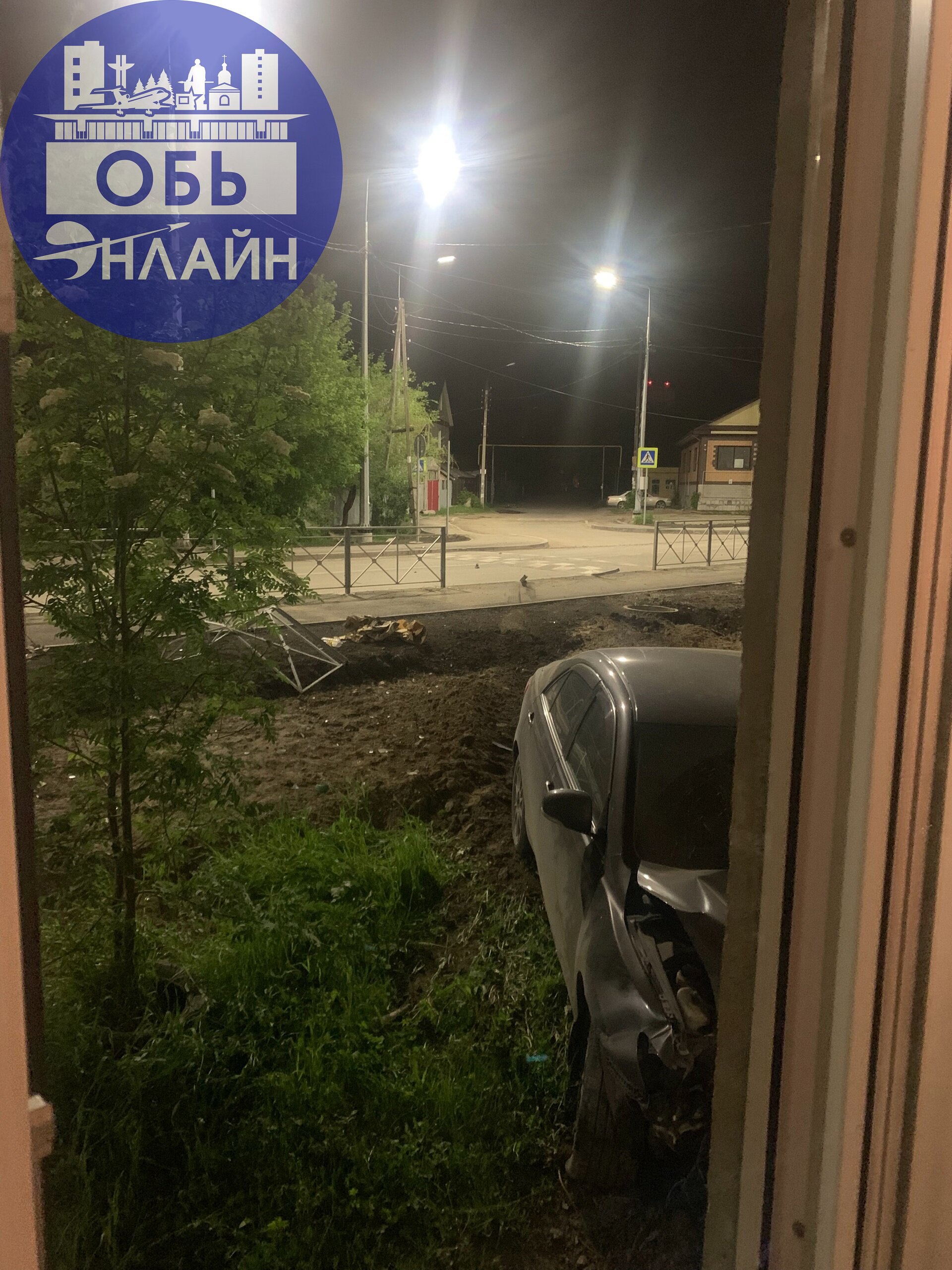 ↗ Хозяин машины!!! Наберись мужества🤦🏼‍♀️забери свою тачку, и наведи порядок! Сегодня в 2-55 по ул Железнодорожной 12 , водитель на тоёте Камри не справился с управлением и въехал в жилой дом | Сетка — социальная сеть от hh.ru