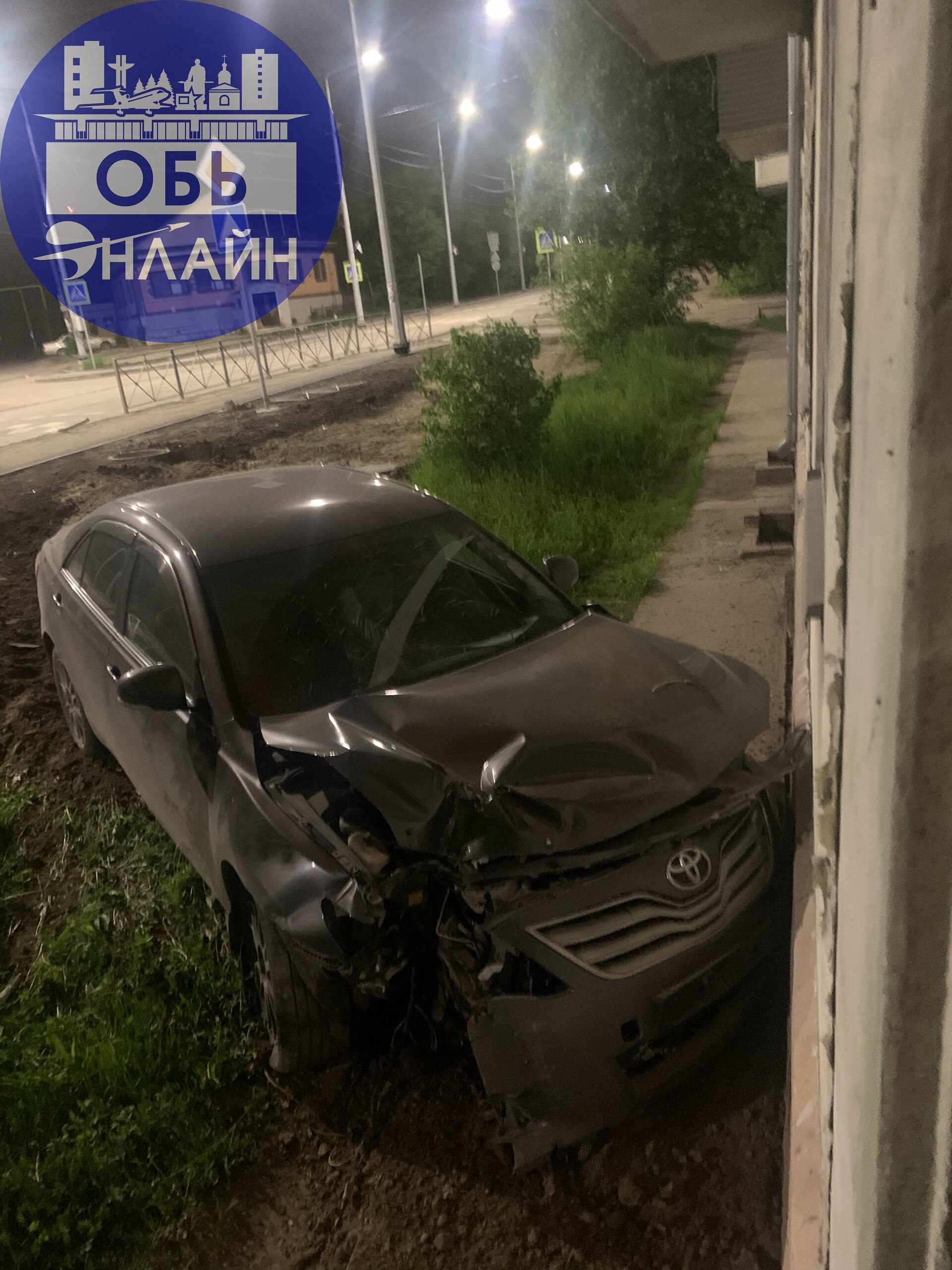 ↗ Хозяин машины!!! Наберись мужества🤦🏼‍♀️забери свою тачку, и наведи порядок! Сегодня в 2-55 по ул Железнодорожной 12 , водитель на тоёте Камри не справился с управлением и въехал в жилой дом | Сетка — социальная сеть от hh.ru
