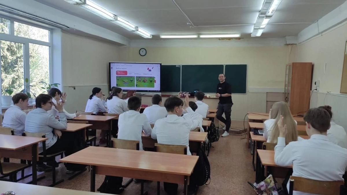 Как защитить себя в интернете? Урок цифровой грамотности от нашего эксперта!
Урок Цифры – федеральный проект от Минцифры и министерства образования, его задача том, чтобы представители ИТ-компаний вые... | Сетка — социальная сеть от hh.ru