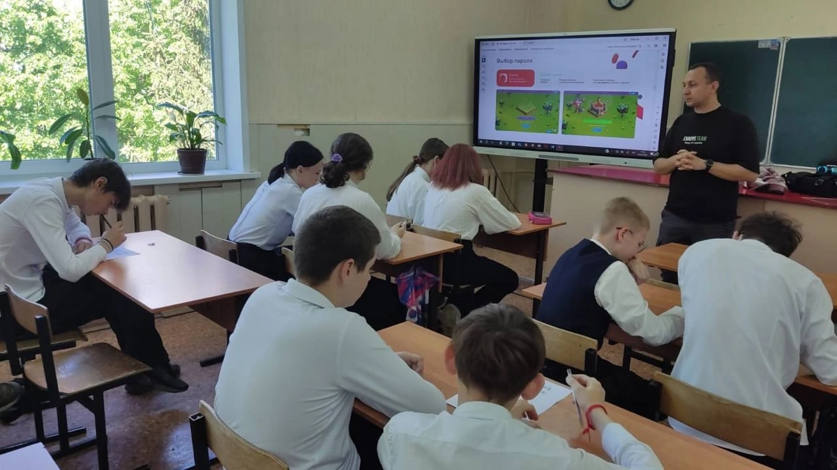 Как защитить себя в интернете? Урок цифровой грамотности от нашего эксперта!
Урок Цифры – федеральный проект от Минцифры и министерства образования, его задача том, чтобы представители ИТ-компаний вые... | Сетка — социальная сеть от hh.ru