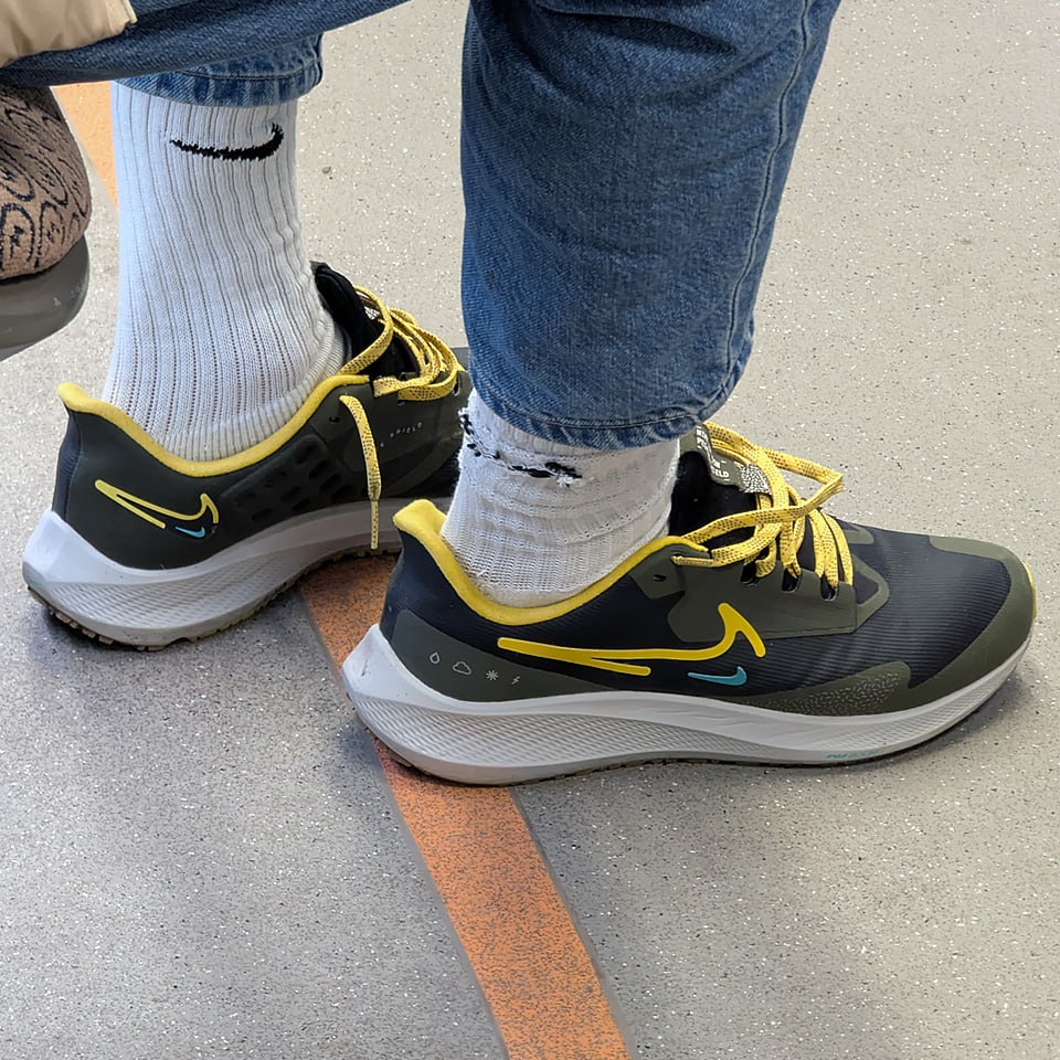 Представьте кроссовки, которые словно созданы для тех, кто не боится бросить вызов стихии | Сетка — социальная сеть от hh.ru