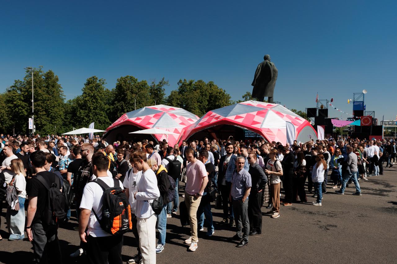 День 2 в «Шатре возможностей» 🩷
23 мая на Positive Hack Days Fest команда АНО «Развитие человеческого капитала» продолжит делиться практическими знаниями и вдохновляющими кейсами | Сетка — социальная сеть от hh.ru