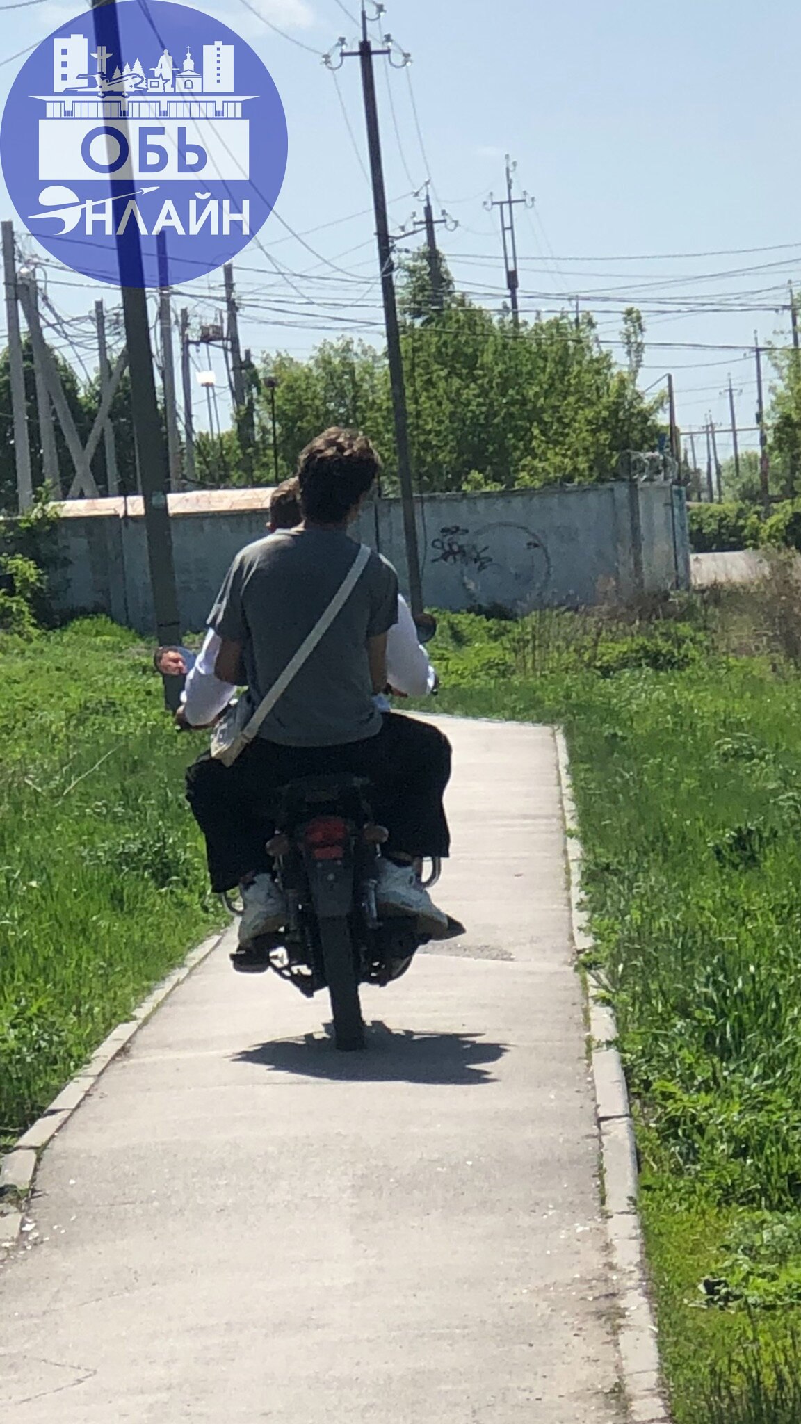 ↗ И опять тротуар от Линейной до Октябрьской. И вновь, на пешеходном колесный транспорт.
Причем явно, 18-. Родители, если узнаете - объясните элементарные правила своим чадам | Сетка — социальная сеть от hh.ru