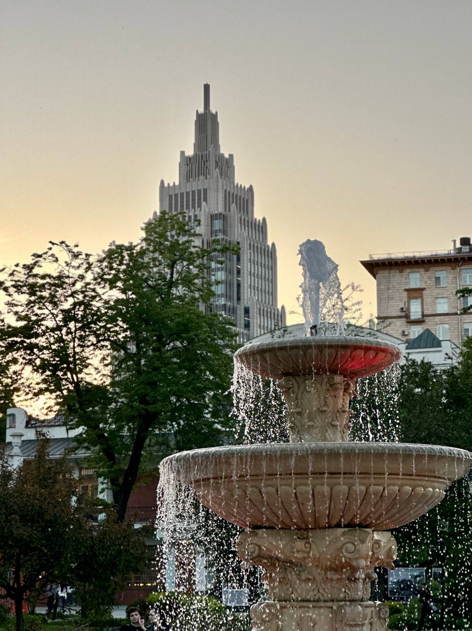 Каждый раз, когда приезжаю в Москву у меня возникает одна мысль 😌
Как же тут классно и может пора все таки попробовать пожить в Москве годик? - думаю я | Сетка — социальная сеть от hh.ru