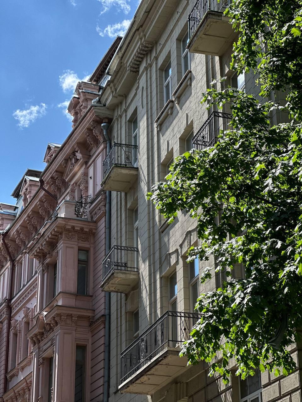 Каждый раз, когда приезжаю в Москву у меня возникает одна мысль 😌
Как же тут классно и может пора все таки попробовать пожить в Москве годик? - думаю я | Сетка — социальная сеть от hh.ru