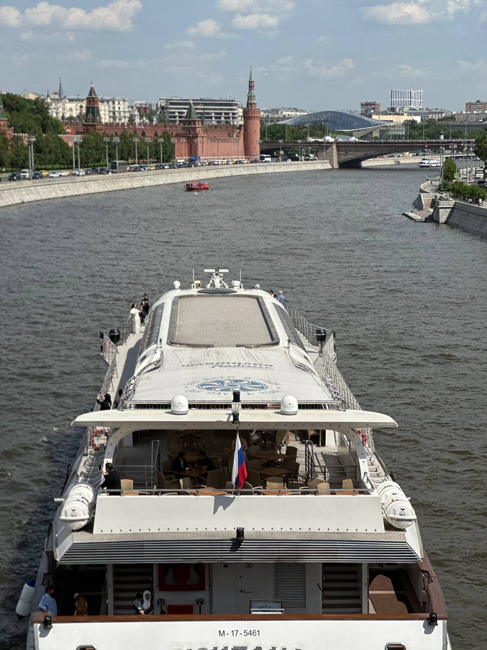 Каждый раз, когда приезжаю в Москву у меня возникает одна мысль 😌
Как же тут классно и может пора все таки попробовать пожить в Москве годик? - думаю я | Сетка — социальная сеть от hh.ru