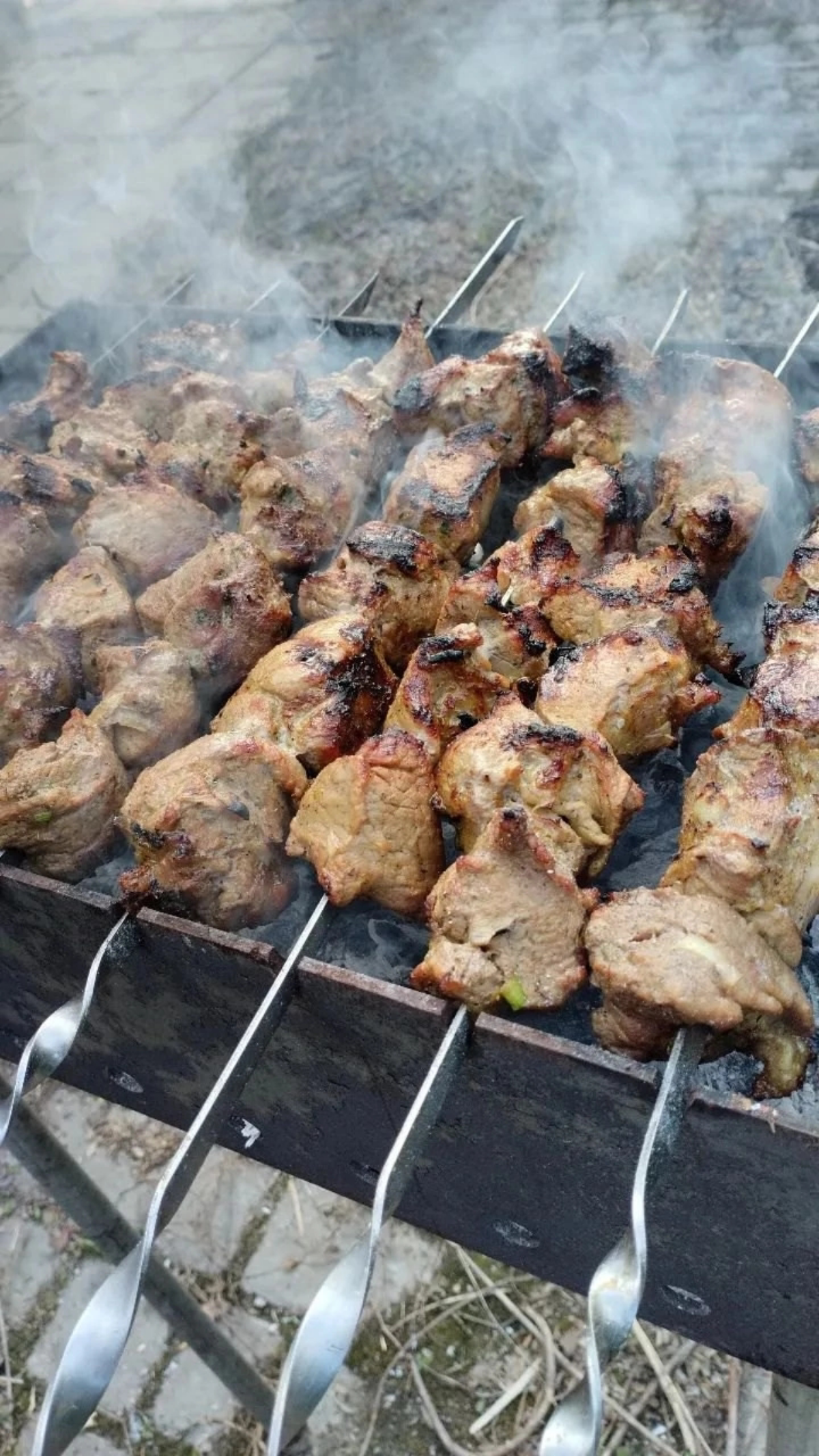 🔥 Новый взгляд на шашлык! 🔥  
Любите шашлык? А что, если добавить к нему немного свежести? 🤔  
Представляем вам… шашлык с микрозеленью! 🌿 Сочное мясо, приготовленное на углях, и нежные ростки микрозел... | Сетка — социальная сеть от hh.ru