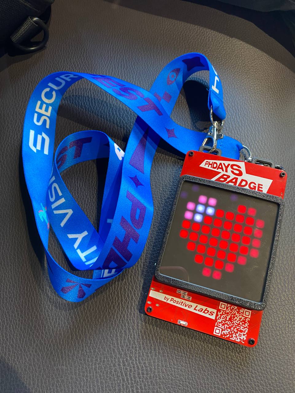 Сегодня в полном составе тусим на PHDays Fest 2025 ✋
Первое, что добыли — интерактивный бейдж от Positive Labs. Мы про него подробнее расскажем через пару недель.
#PHDaysFest | Сетка — социальная сеть от hh.ru