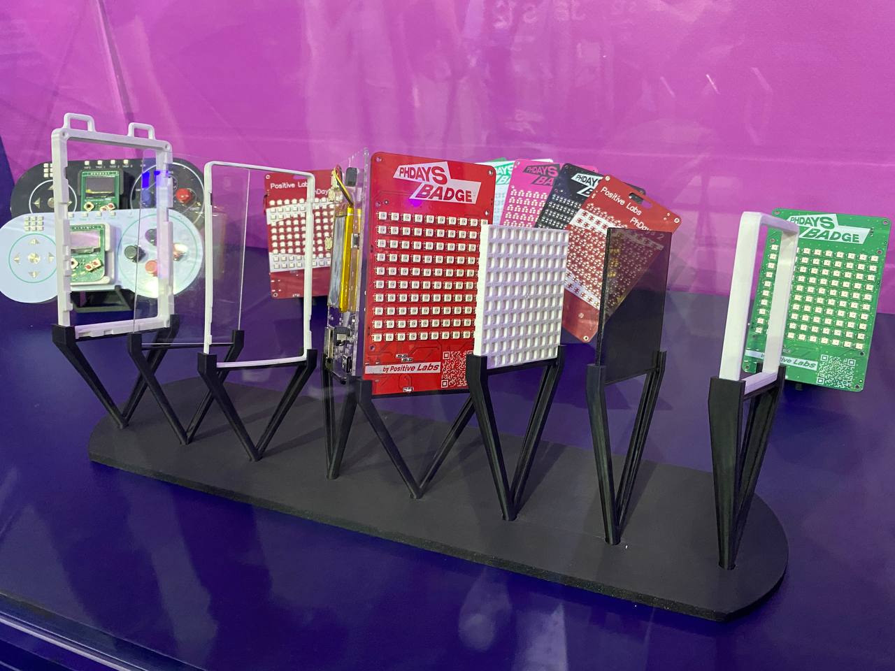 Сегодня в полном составе тусим на PHDays Fest 2025 ✋
Первое, что добыли — интерактивный бейдж от Positive Labs. Мы про него подробнее расскажем через пару недель.
#PHDaysFest | Сетка — социальная сеть от hh.ru