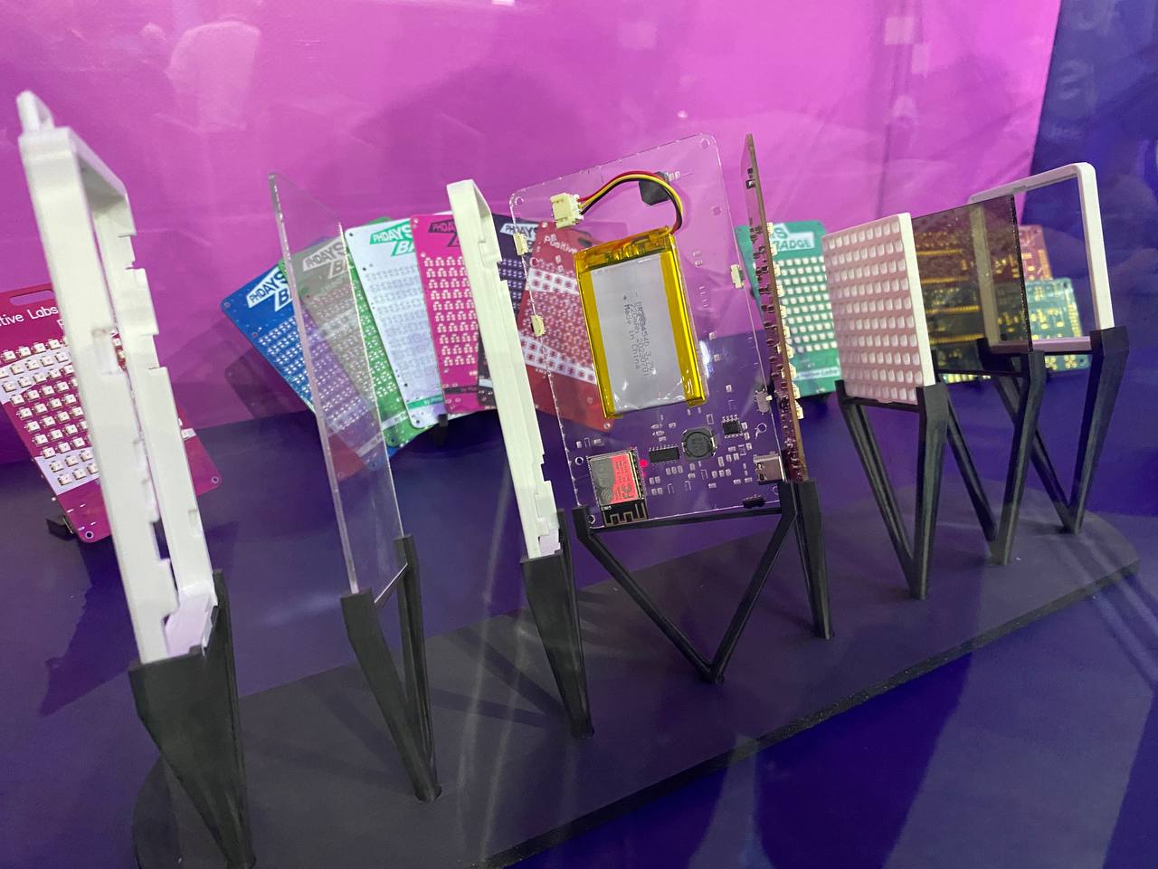 Сегодня в полном составе тусим на PHDays Fest 2025 ✋
Первое, что добыли — интерактивный бейдж от Positive Labs. Мы про него подробнее расскажем через пару недель.
#PHDaysFest | Сетка — социальная сеть от hh.ru