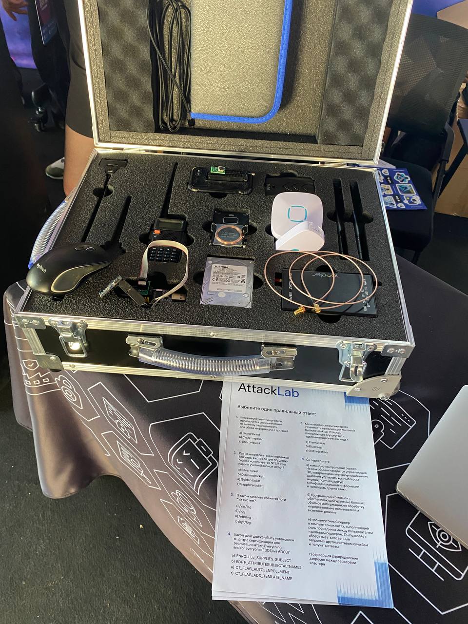 Если вы на фесте, приходите в шатер Бауманки посмотреть на чемоданчик с хакерскими инструментами. Ребята расскажут, как этим пользоваться, и покажут на практике.
#PHDaysFest | Сетка — социальная сеть от hh.ru