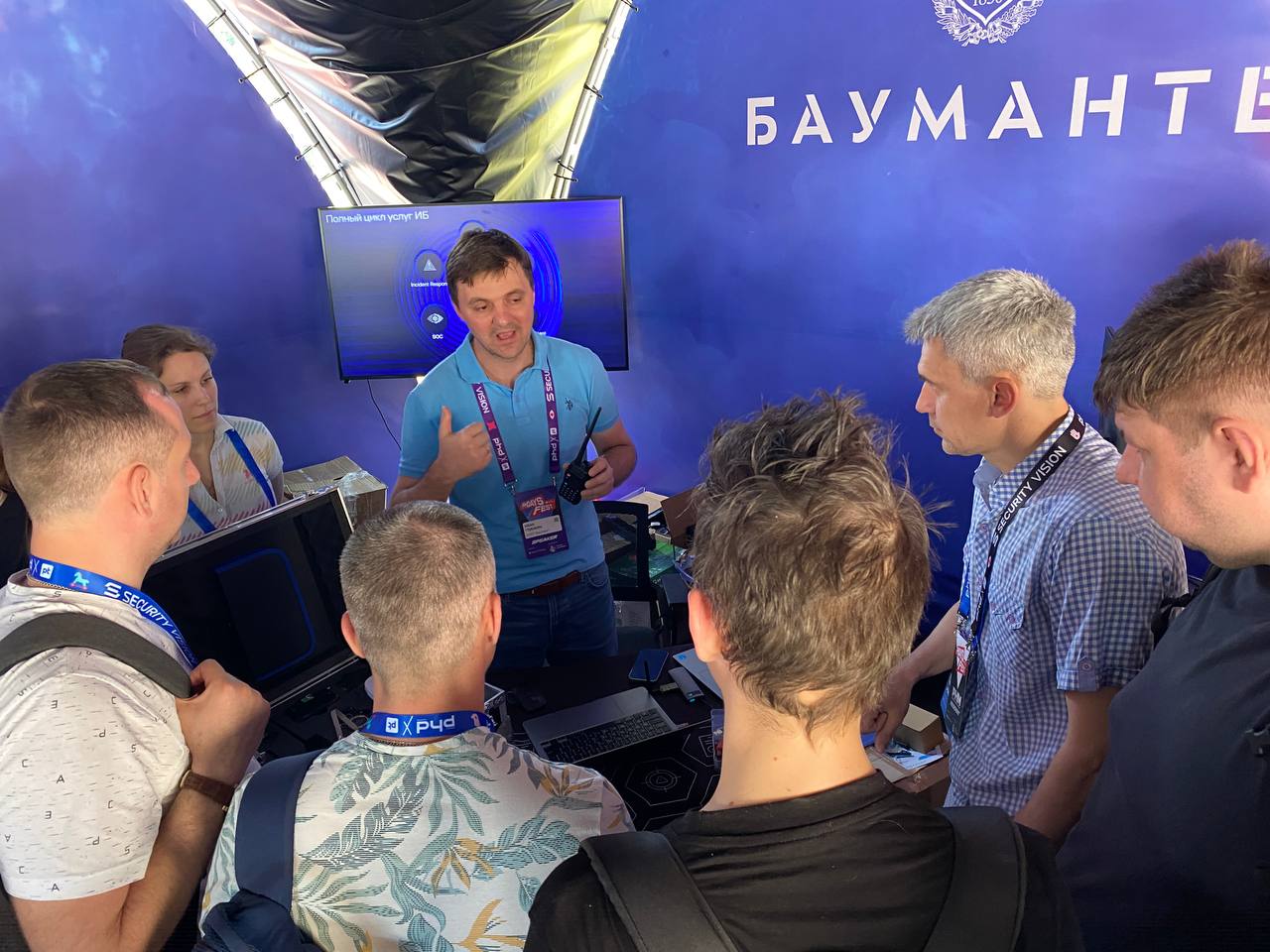 Если вы на фесте, приходите в шатер Бауманки посмотреть на чемоданчик с хакерскими инструментами. Ребята расскажут, как этим пользоваться, и покажут на практике.
#PHDaysFest | Сетка — социальная сеть от hh.ru