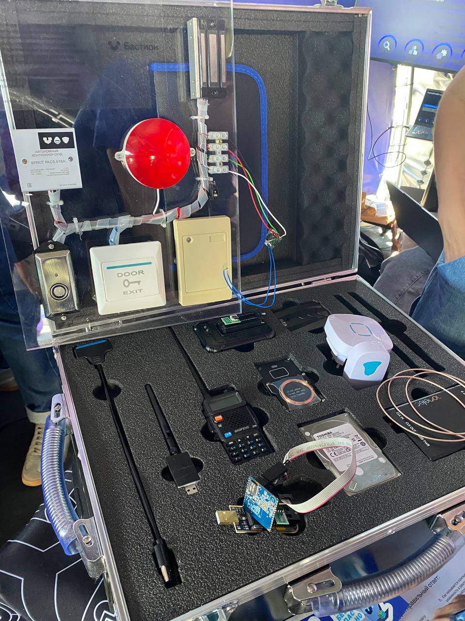 Если вы на фесте, приходите в шатер Бауманки посмотреть на чемоданчик с хакерскими инструментами. Ребята расскажут, как этим пользоваться, и покажут на практике.
#PHDaysFest | Сетка — социальная сеть от hh.ru