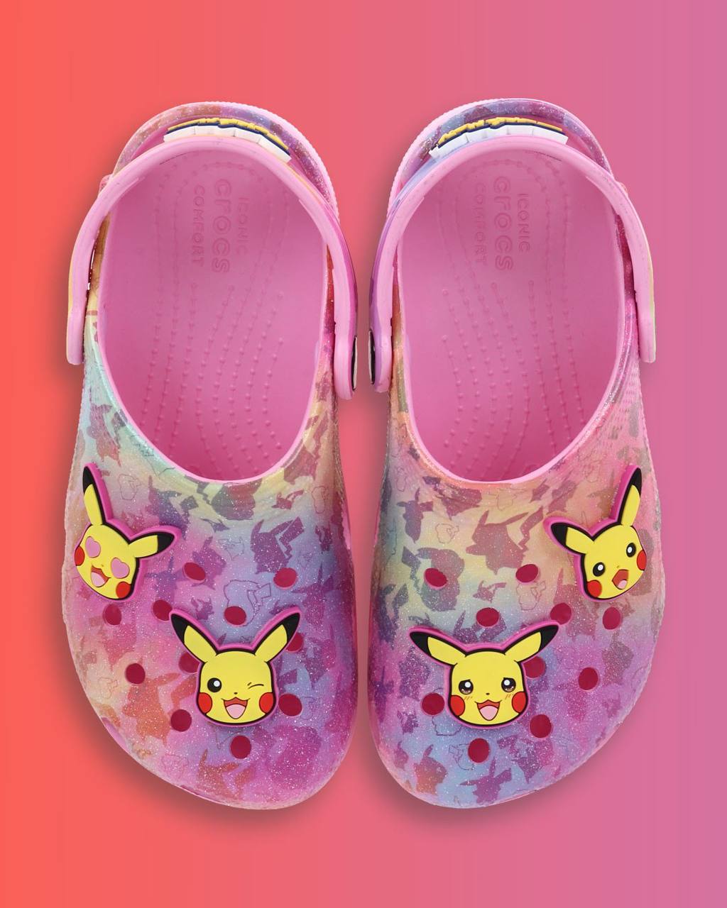 Ооо, Crocs выпустят клогги с БЛЕСТКАМИ и покемонами. В линейке будут розовые и черные клогги, выполненные в стилистике и с деталями мульта, а также джиббитсы с персонажами | Сетка — социальная сеть от hh.ru