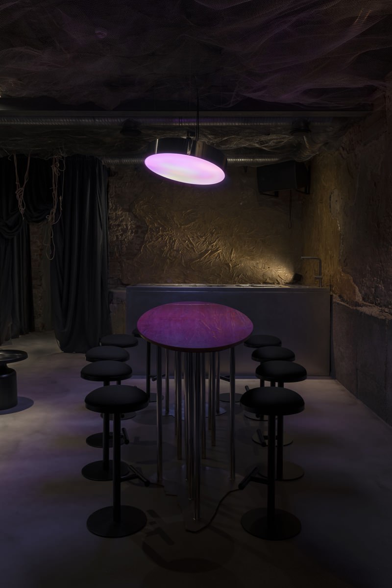 Интерьер бара в Калининграде, вдохновленный «стыком веков», по проекту архитектора Дарьи Белецкой. Смотрите и читайте на сайте wajournal.ru
Автор проекта: архитектор Дарья Белецкая | Сетка — социальная сеть от hh.ru