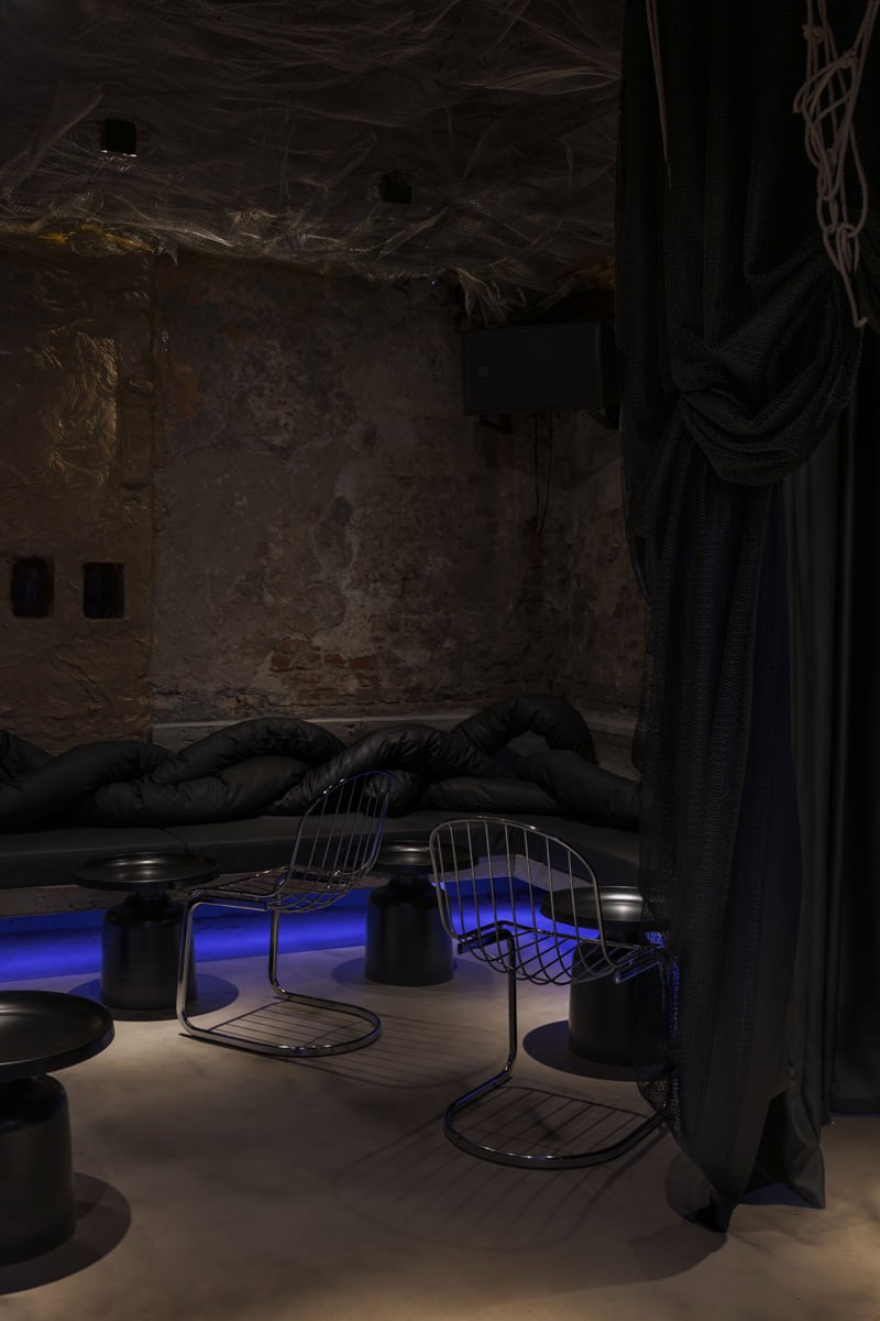 Интерьер бара в Калининграде, вдохновленный «стыком веков», по проекту архитектора Дарьи Белецкой. Смотрите и читайте на сайте wajournal.ru
Автор проекта: архитектор Дарья Белецкая | Сетка — социальная сеть от hh.ru