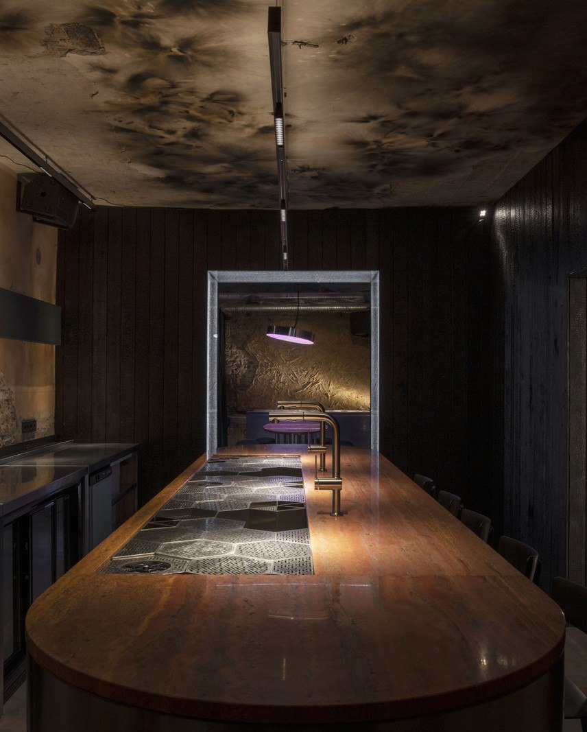 Интерьер бара в Калининграде, вдохновленный «стыком веков», по проекту архитектора Дарьи Белецкой. Смотрите и читайте на сайте wajournal.ru
Автор проекта: архитектор Дарья Белецкая | Сетка — социальная сеть от hh.ru