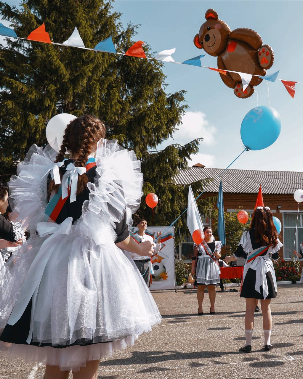 Последний звонок прозвучал для ставропольских выпускников
Сегодня во всех школах краевого центра прошли торжественные линейки, посвящённые окончанию учебного года | Сетка — социальная сеть от hh.ru