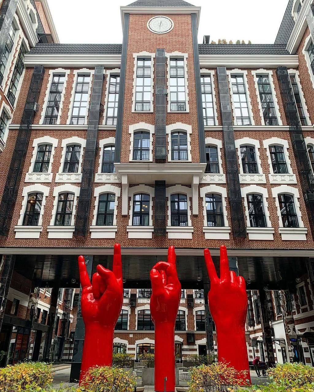 🔥Необычный арт-объект в центре Москвы
Во дворе жилого комплекса Kleinhouse в Басманном районе разместили необычную инсталляцию — три красные скульптуры в форме жестов рук | Сетка — социальная сеть от hh.ru