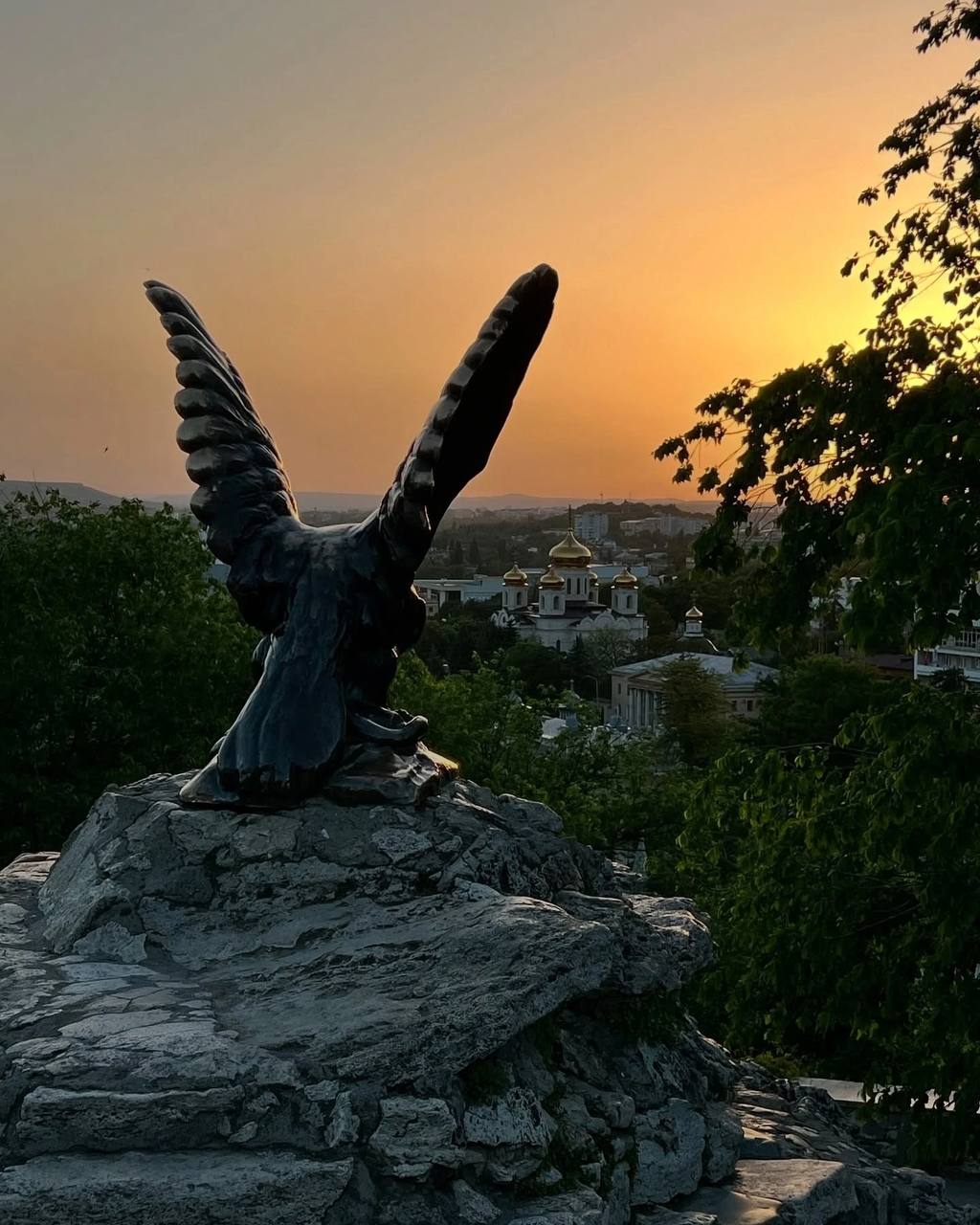 Пятигорск в лучах закатного Солнца
📷 Людмила Шошиашвили | Сетка — социальная сеть от hh.ru