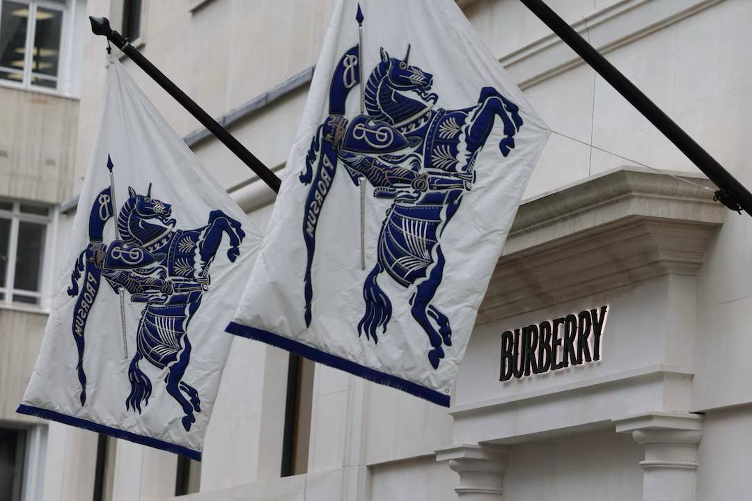 Клетка Burberry
Король, Кингс-Кросс, клетка Burberry — на этих трёх «К» держится вся Великобритания.
Помню своё первое впечатление от Лондона, мне казалось, что весь город в плащах и клетке | Сетка — социальная сеть от hh.ru