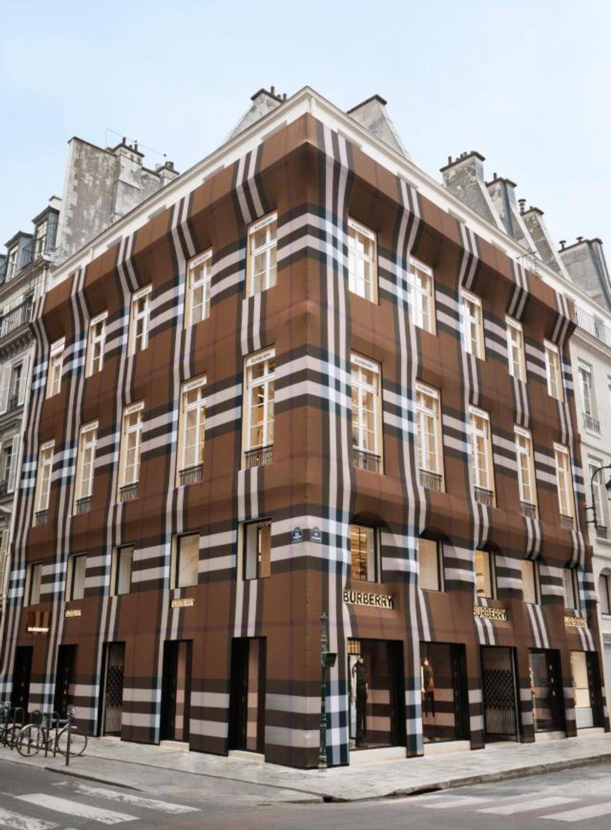 Клетка Burberry
Король, Кингс-Кросс, клетка Burberry — на этих трёх «К» держится вся Великобритания.
Помню своё первое впечатление от Лондона, мне казалось, что весь город в плащах и клетке | Сетка — социальная сеть от hh.ru