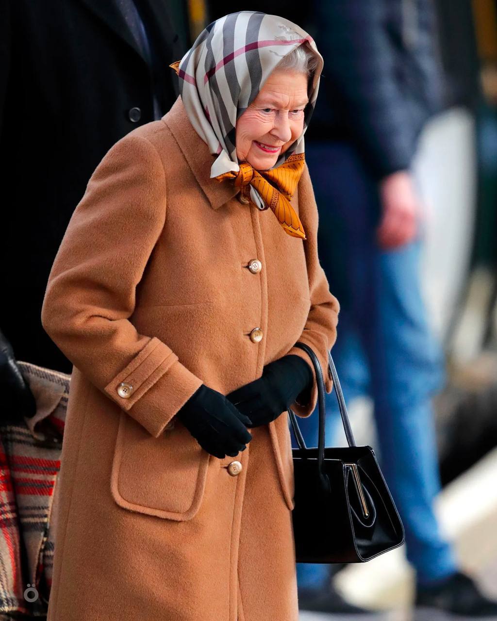 Клетка Burberry
Король, Кингс-Кросс, клетка Burberry — на этих трёх «К» держится вся Великобритания.
Помню своё первое впечатление от Лондона, мне казалось, что весь город в плащах и клетке | Сетка — социальная сеть от hh.ru
