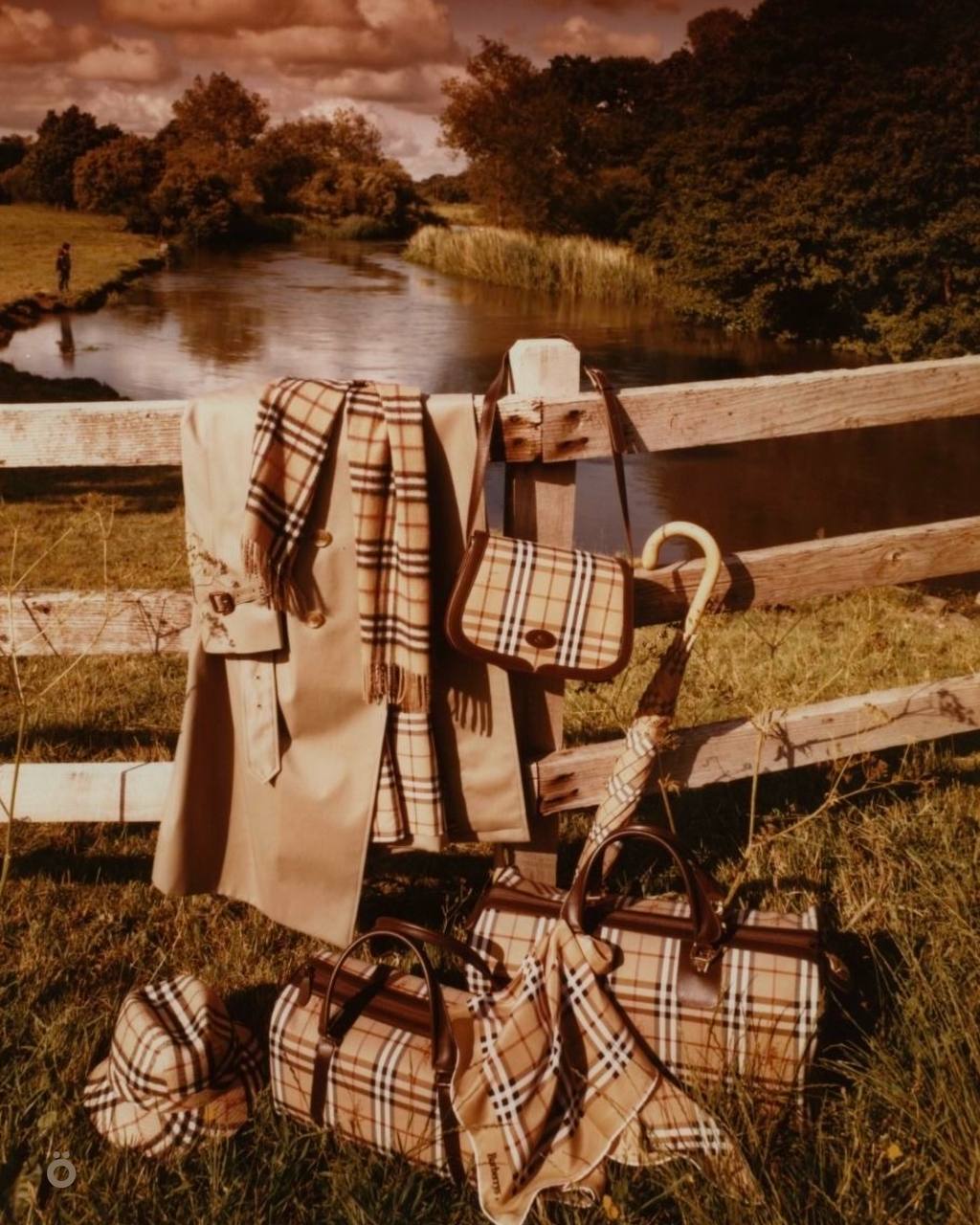 Клетка Burberry
Король, Кингс-Кросс, клетка Burberry — на этих трёх «К» держится вся Великобритания.
Помню своё первое впечатление от Лондона, мне казалось, что весь город в плащах и клетке | Сетка — социальная сеть от hh.ru