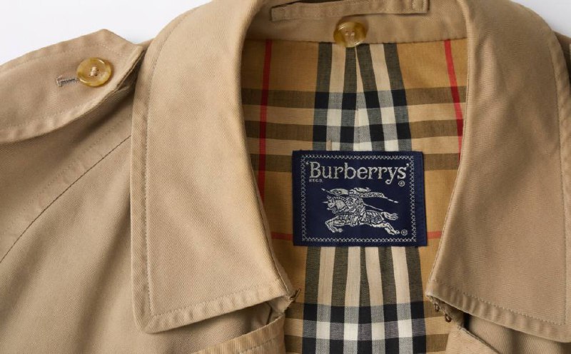 Клетка Burberry
Король, Кингс-Кросс, клетка Burberry — на этих трёх «К» держится вся Великобритания.
Помню своё первое впечатление от Лондона, мне казалось, что весь город в плащах и клетке | Сетка — социальная сеть от hh.ru
