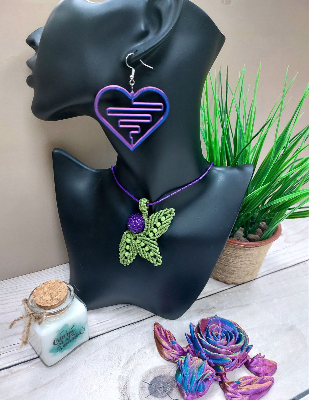 ✨ В нашей мастерской рождаются украшения, где технология встречает магию ✨  
Сережки, напечатанные на 3D-принтере - будто крошечные артефакты из будущего | Сетка — социальная сеть от hh.ru